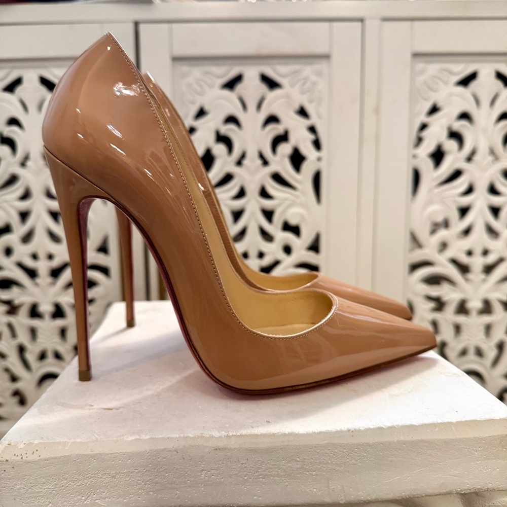 Christian Louboutin So Kate Patent Leather Pumps in Beige/Nude